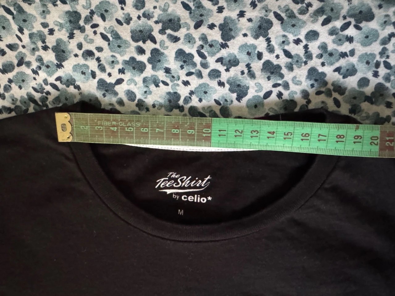 Camiseta preta com bolso cinza – photo 7